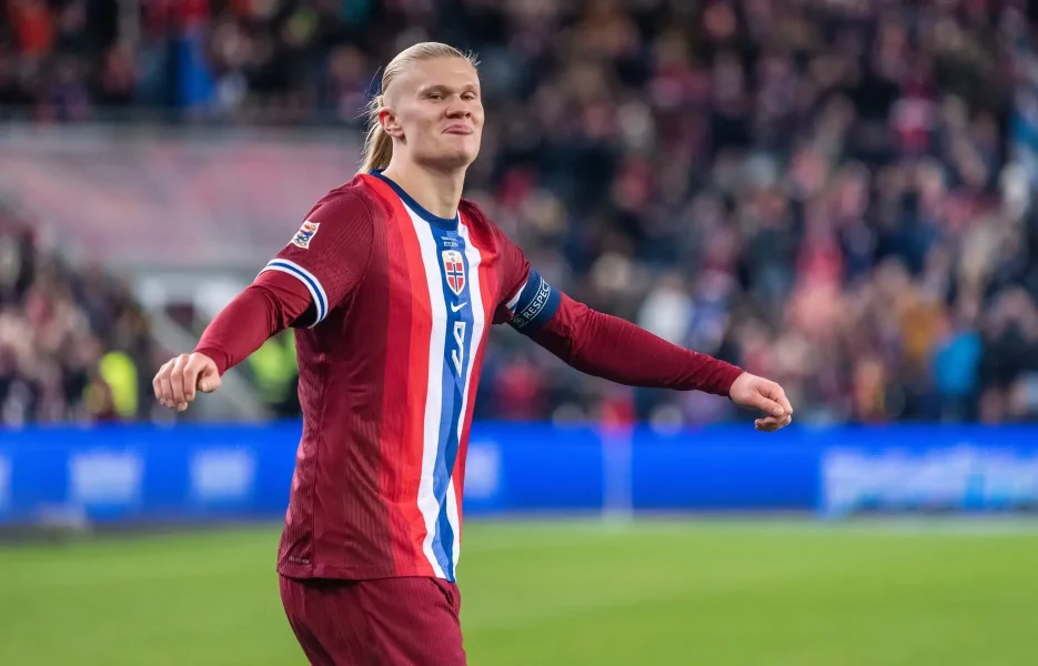 Erling Haalands Zähne und markantes Gesichtsprofil beim Fußball
